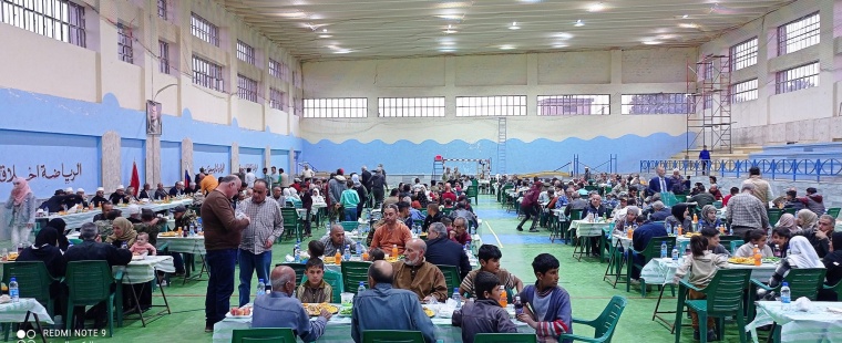 مأدبة إفطار لـ 700 عائلة في الصالة الرياضية بخان أرنبة 
